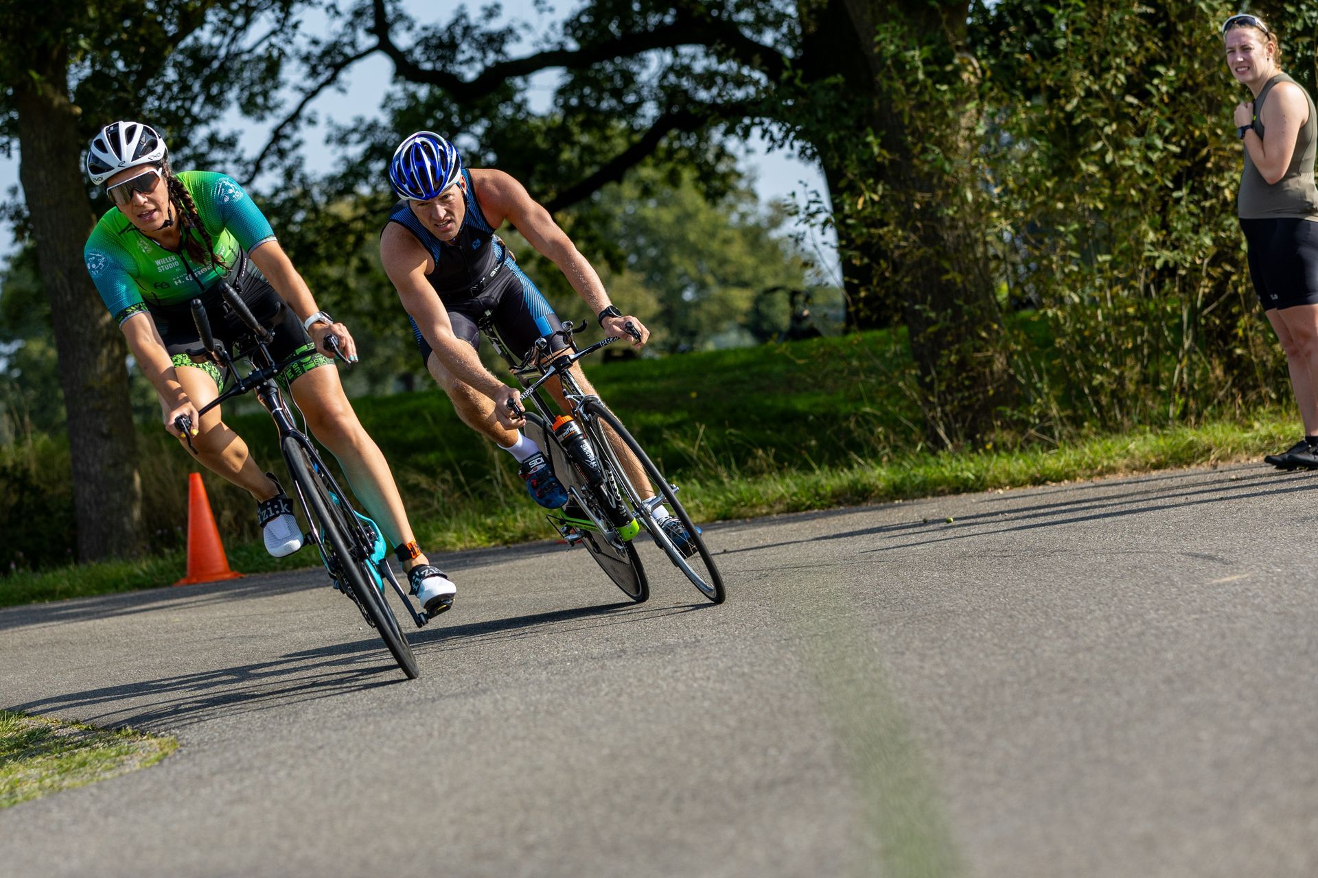 Twee mannen fietsen over een weg.