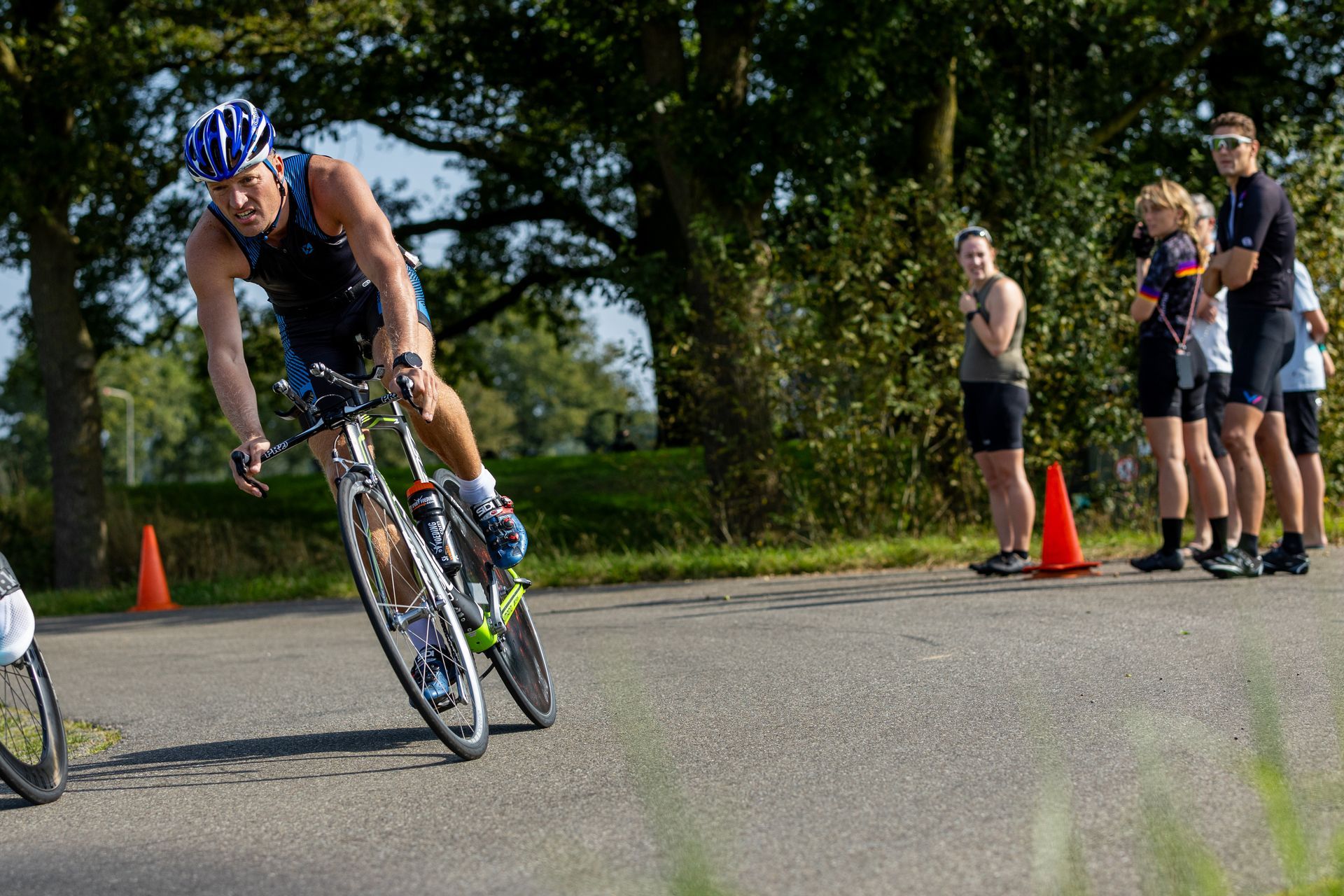 Een man fietst over een weg.