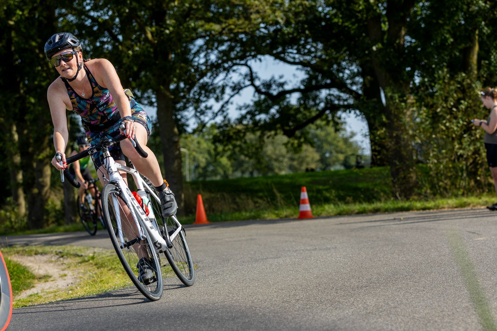 Een vrouw fietst over een weg.