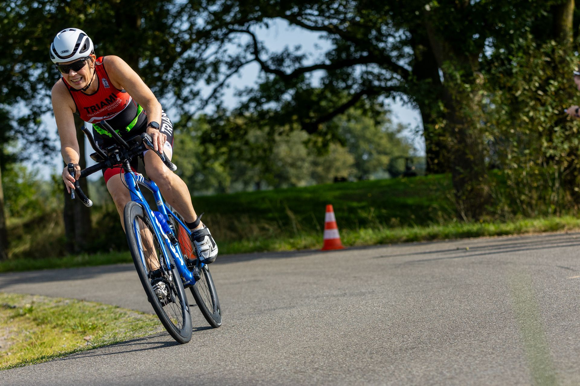 Een vrouw fietst over een weg.