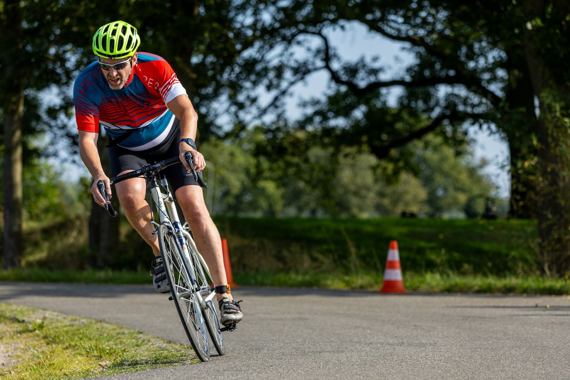Een man fietst over een weg.