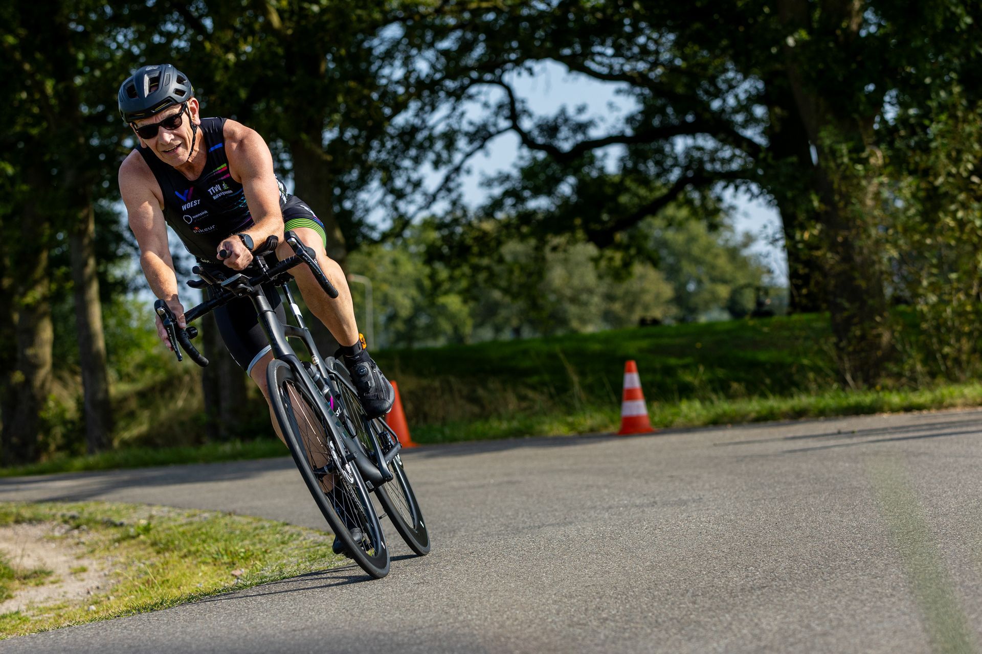 Een man fietst over een weg.