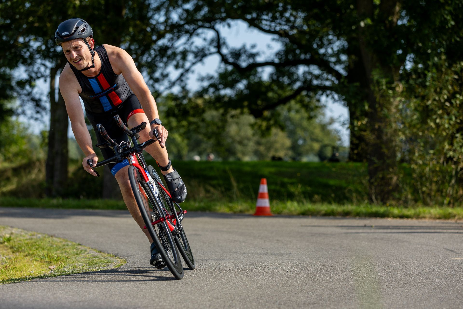 Een man fietst over een weg.