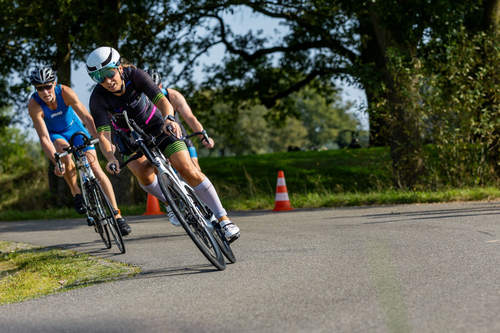 Een groep mensen fietst over een weg.