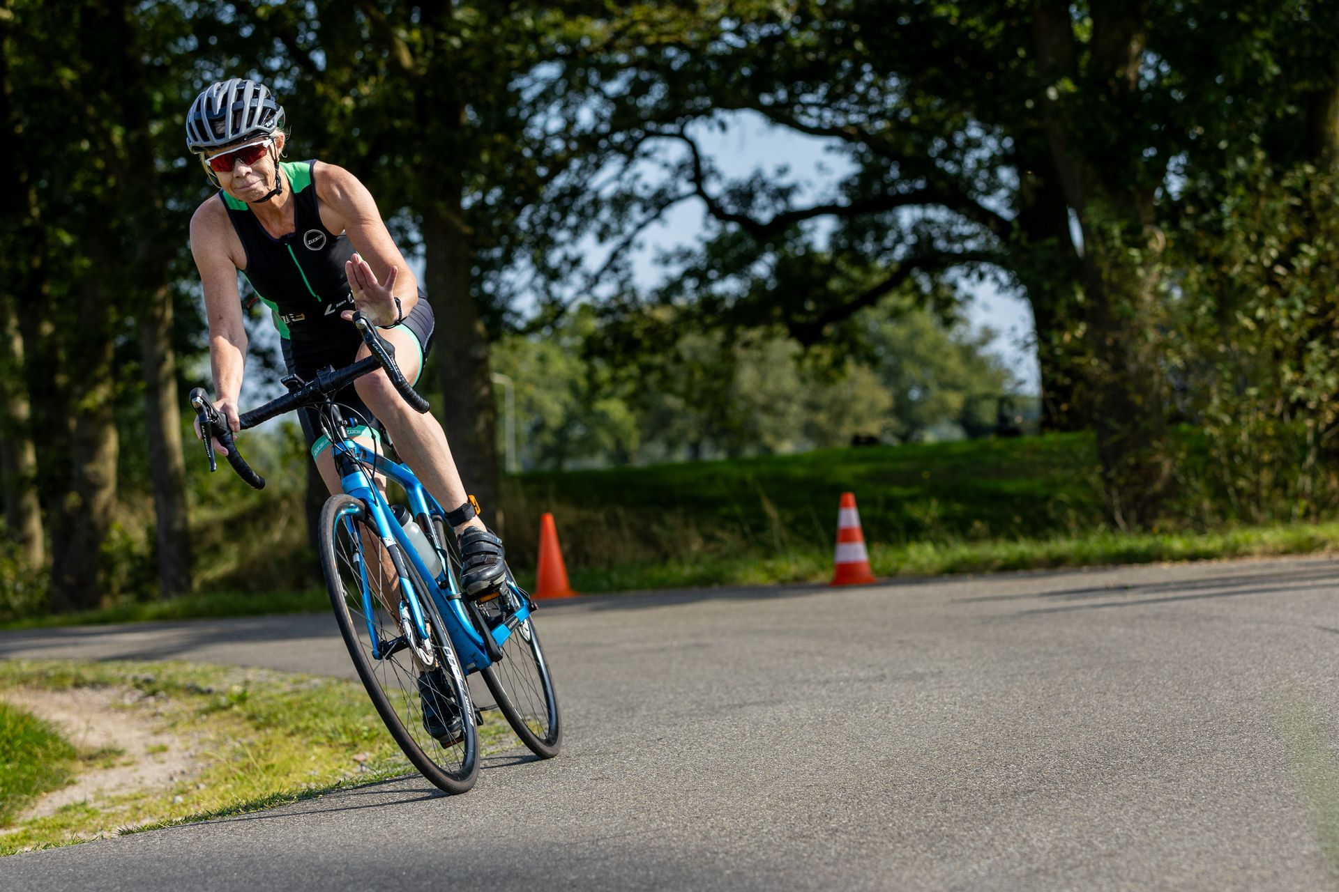 Een vrouw fietst over een weg.