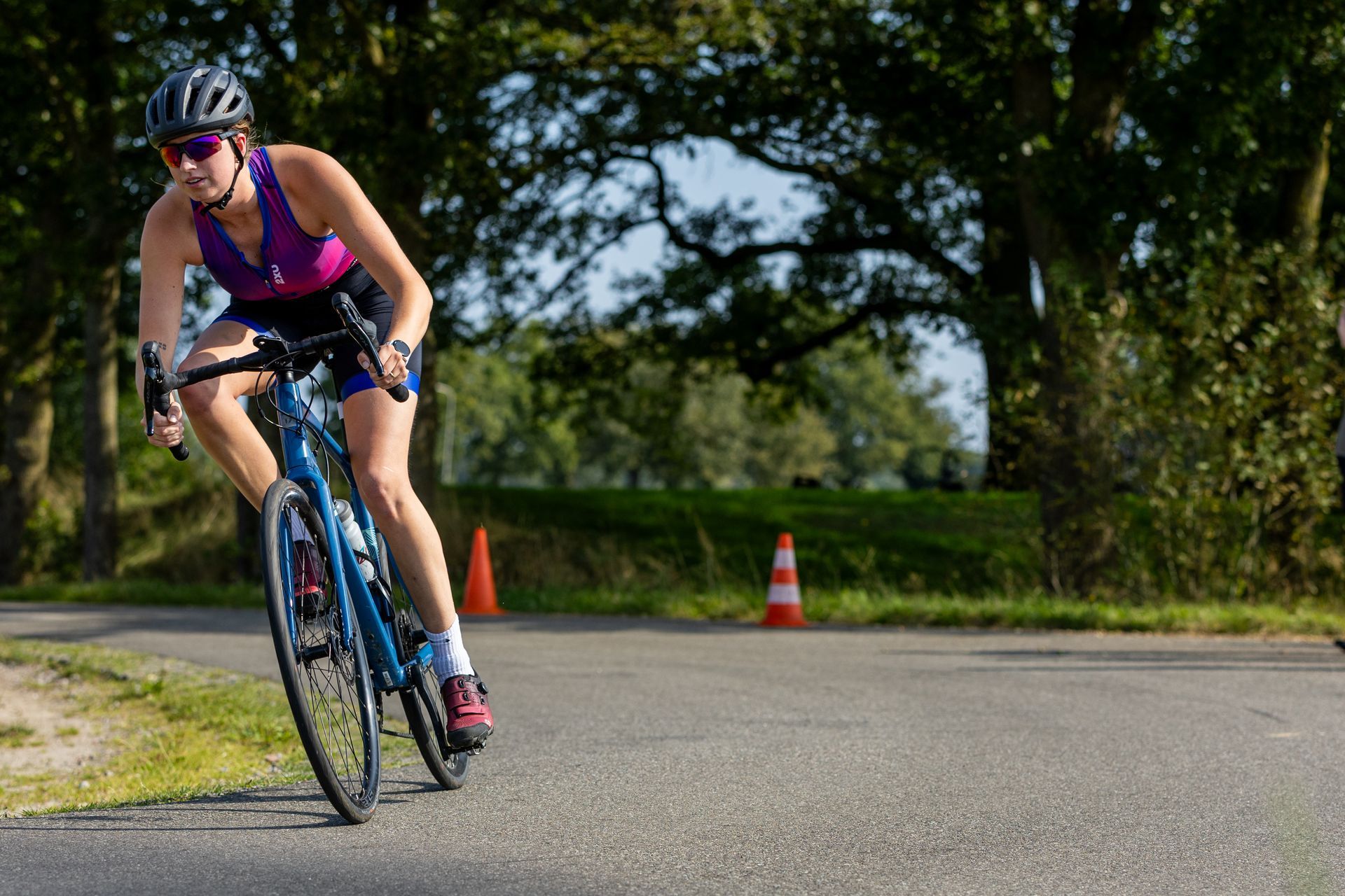 Een vrouw fietst over een weg.