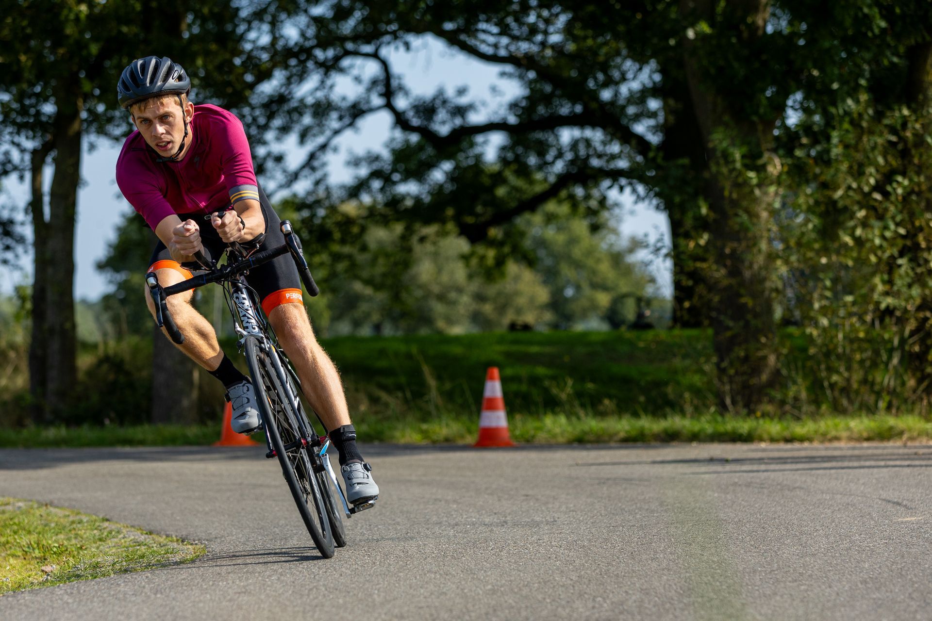 Een man fietst over een weg.