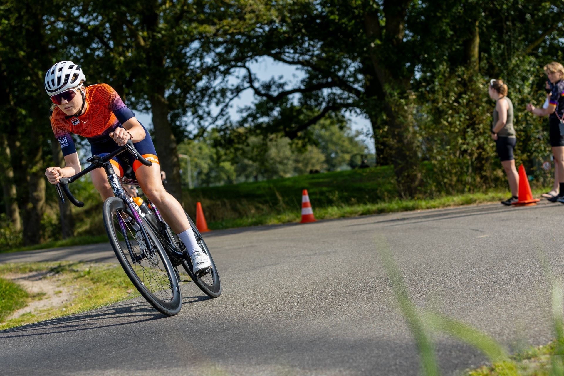 Een vrouw fietst over een weg.
