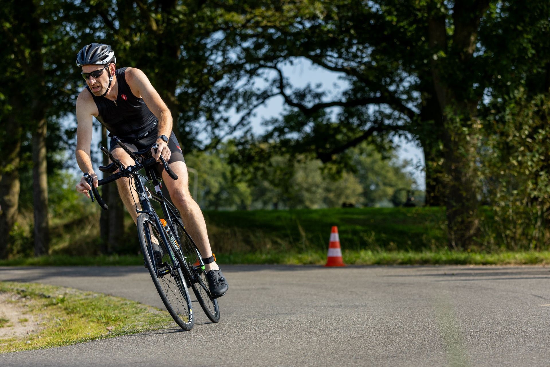 Een man fietst over een weg.