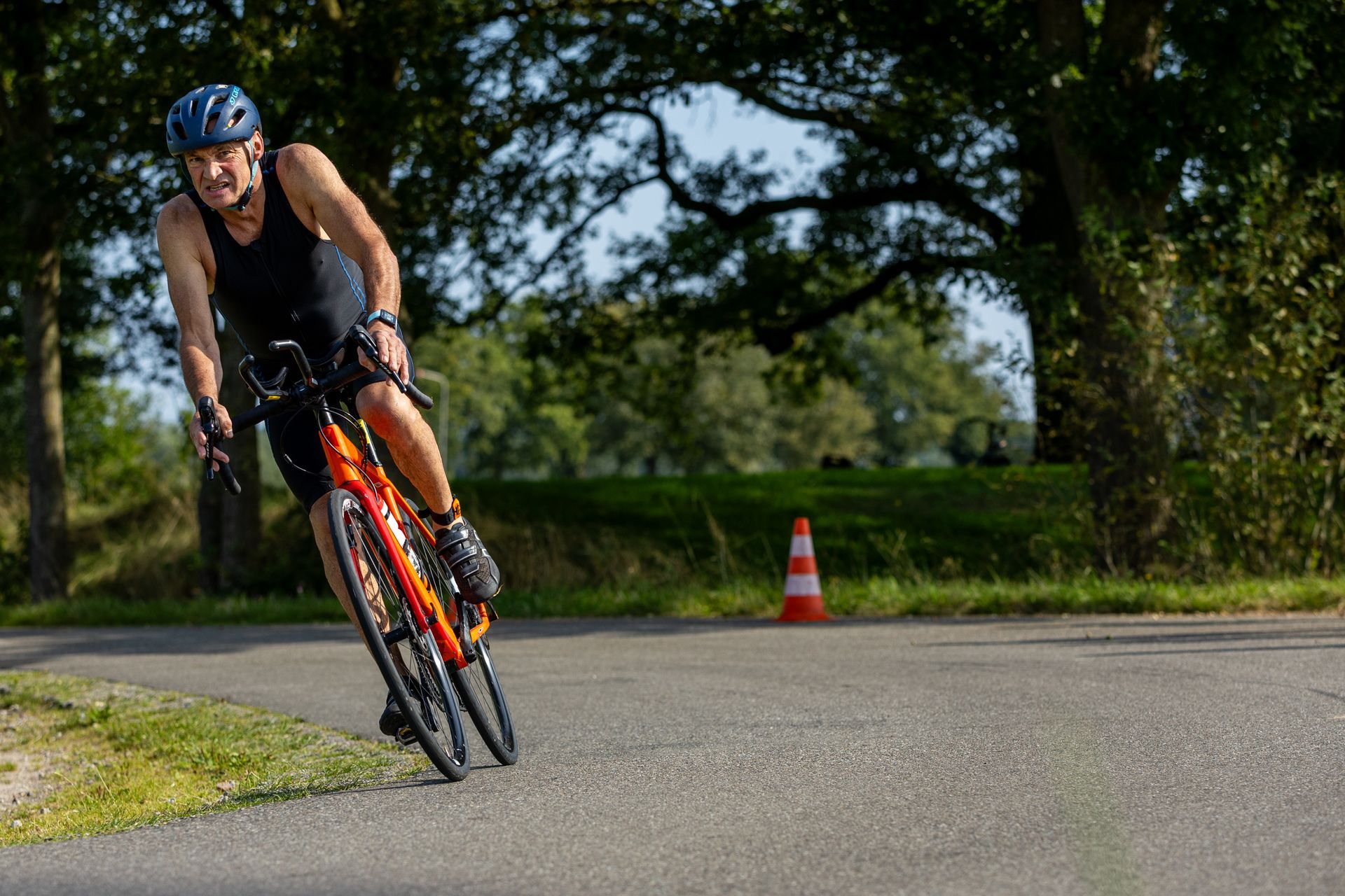 Een man fietst over een weg.