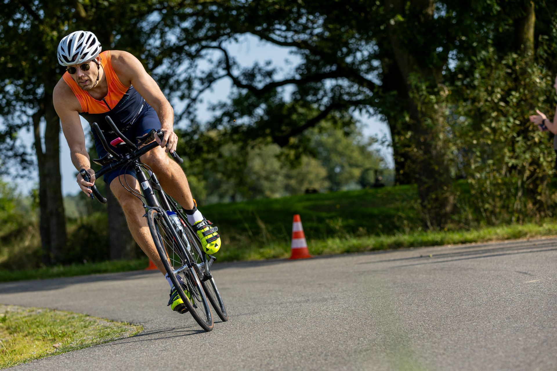 Een man fietst over een weg.