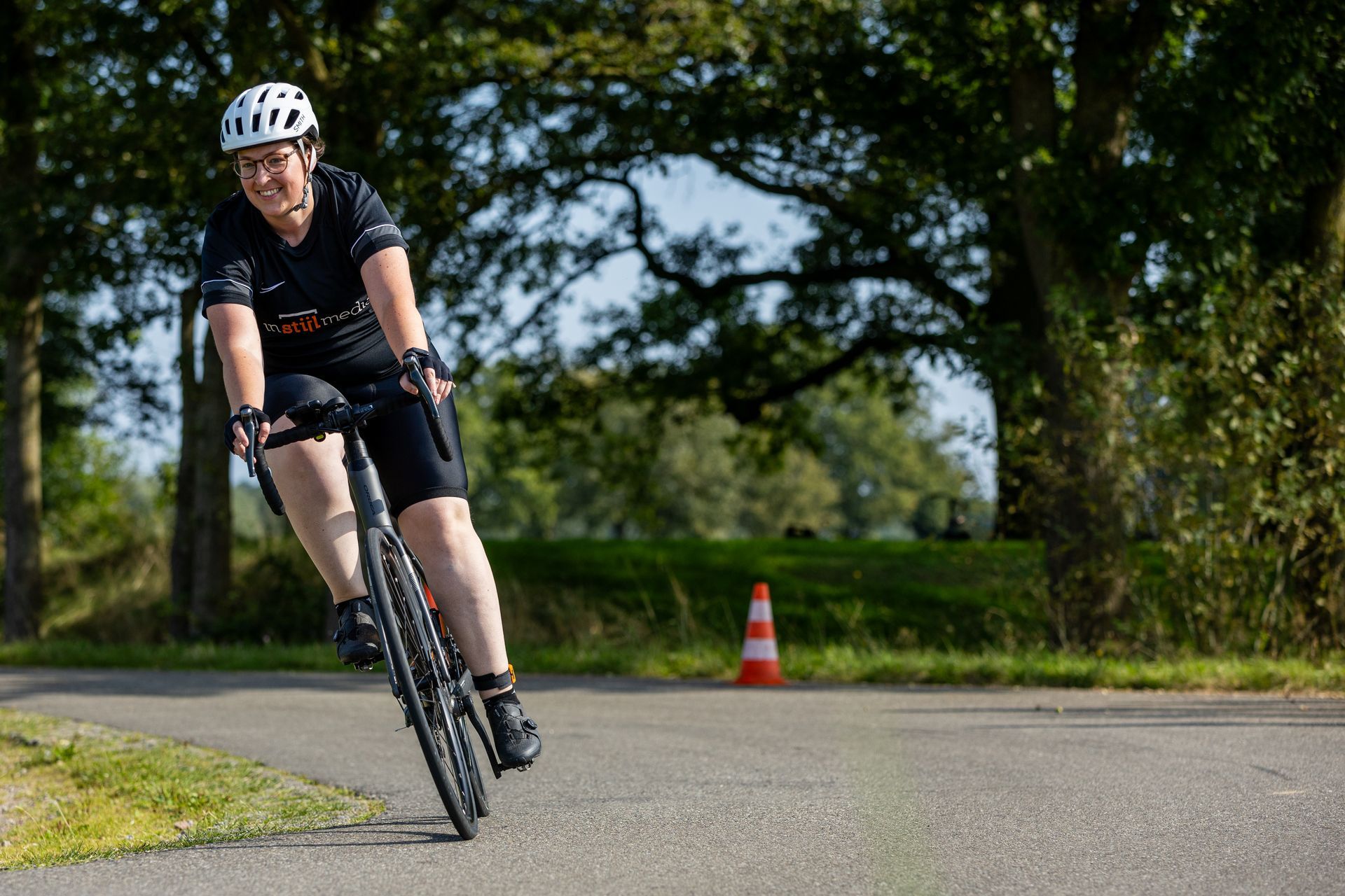 Een man fietst over een weg.