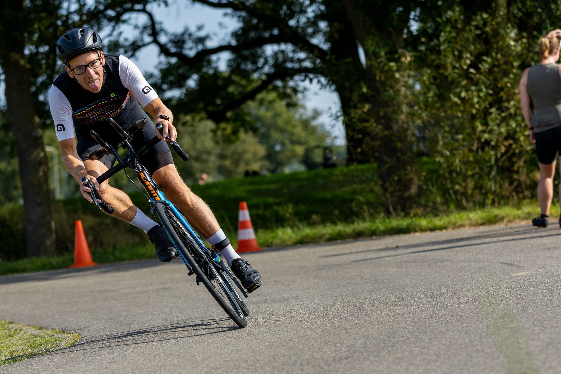 Een man fietst over een weg.