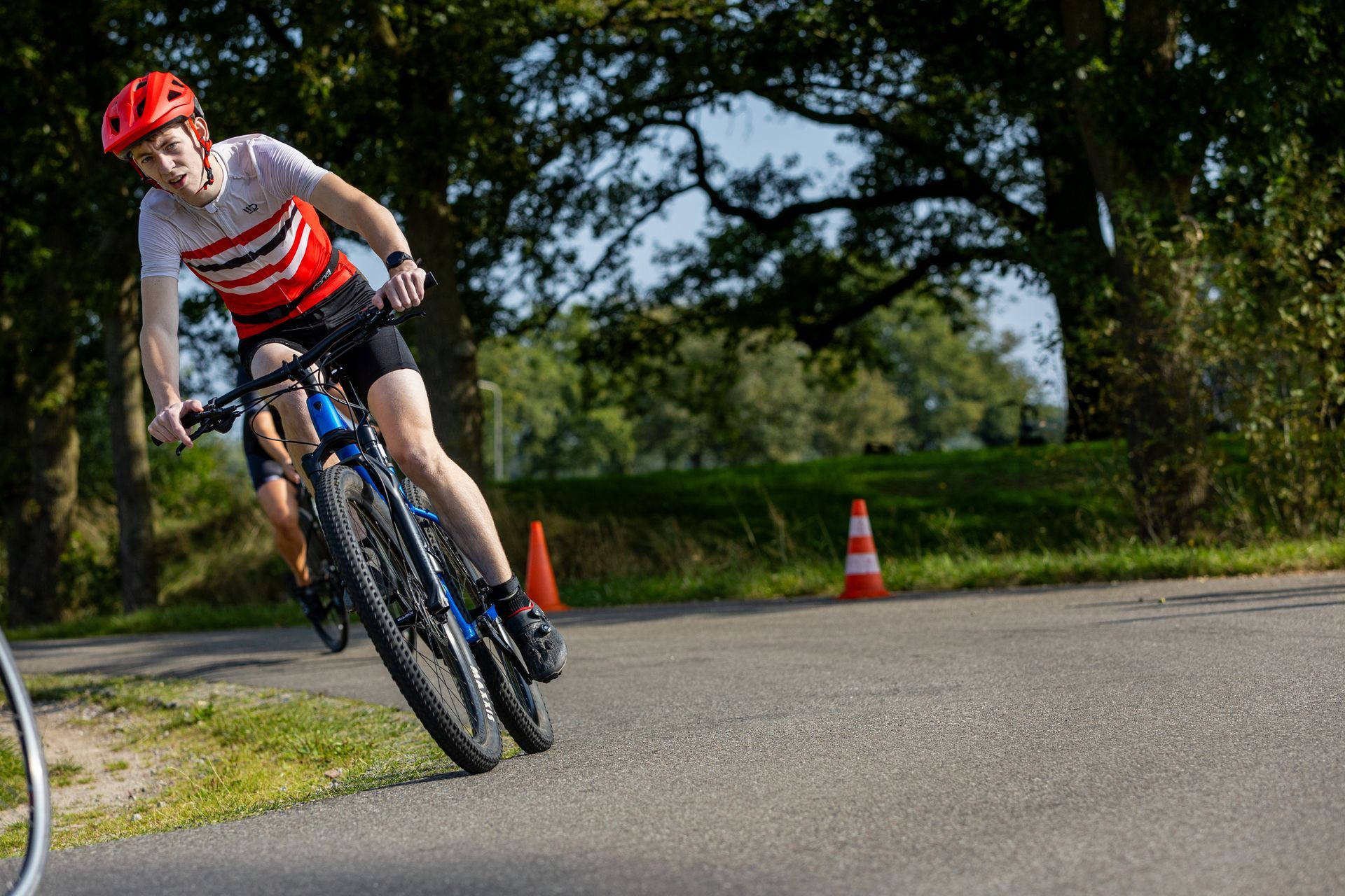 Iemand fietst over een weg.