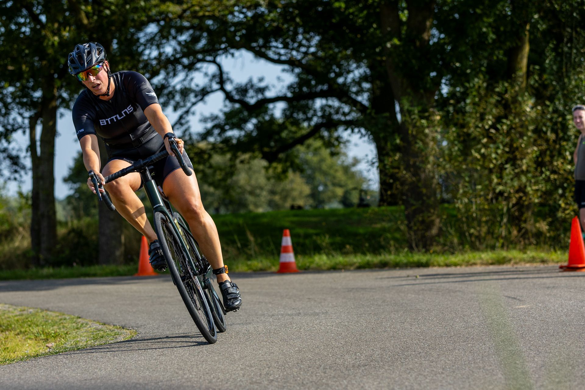 Een man fietst over een weg.