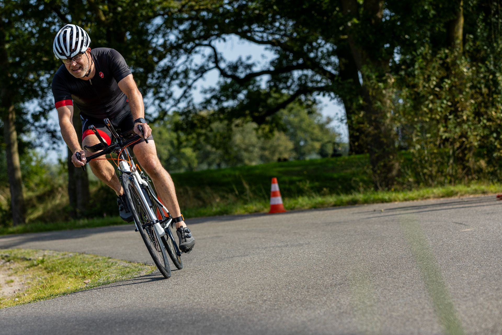 Een man fietst over een weg.
