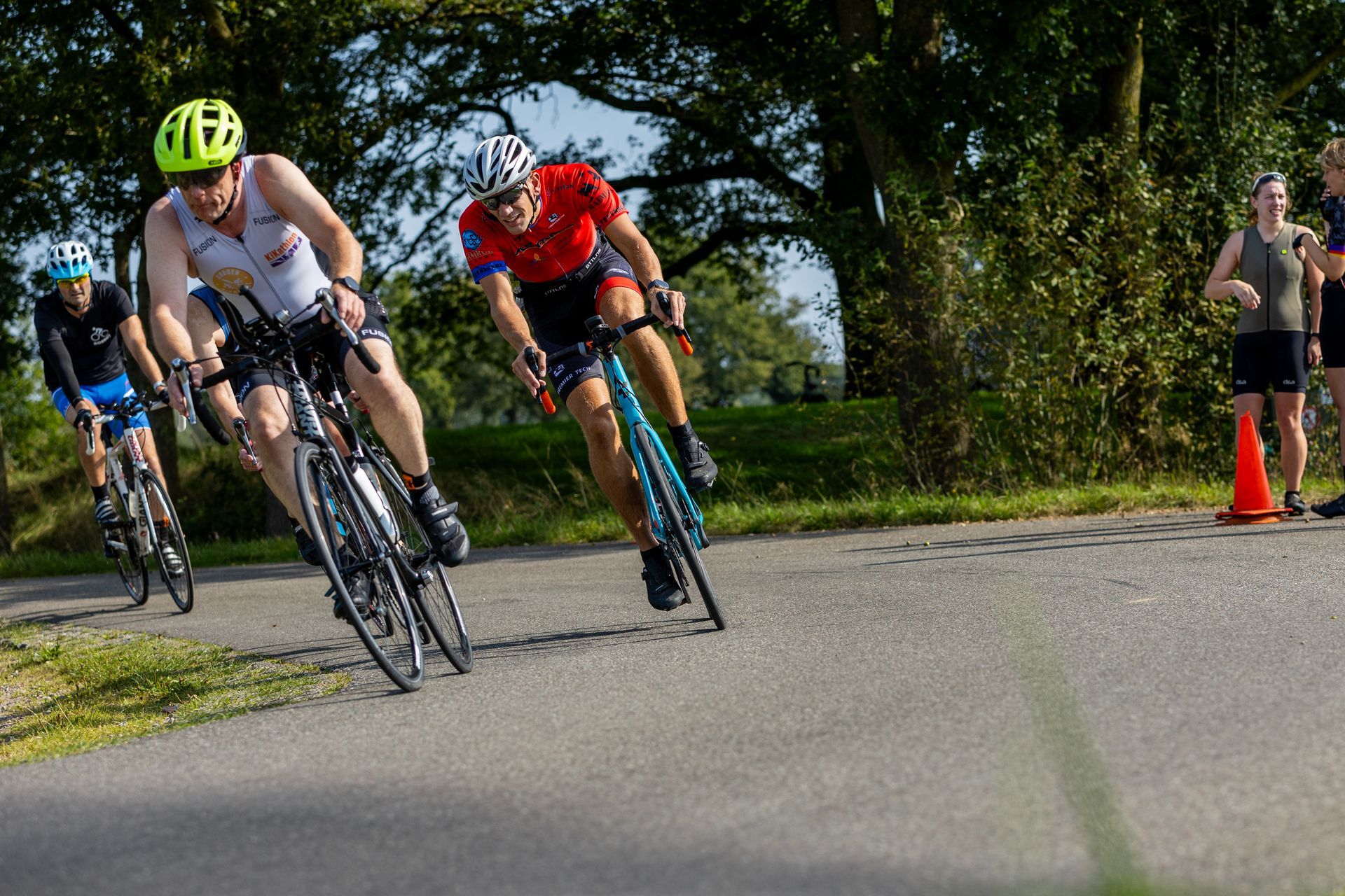 Een groep mensen fietst over een weg.