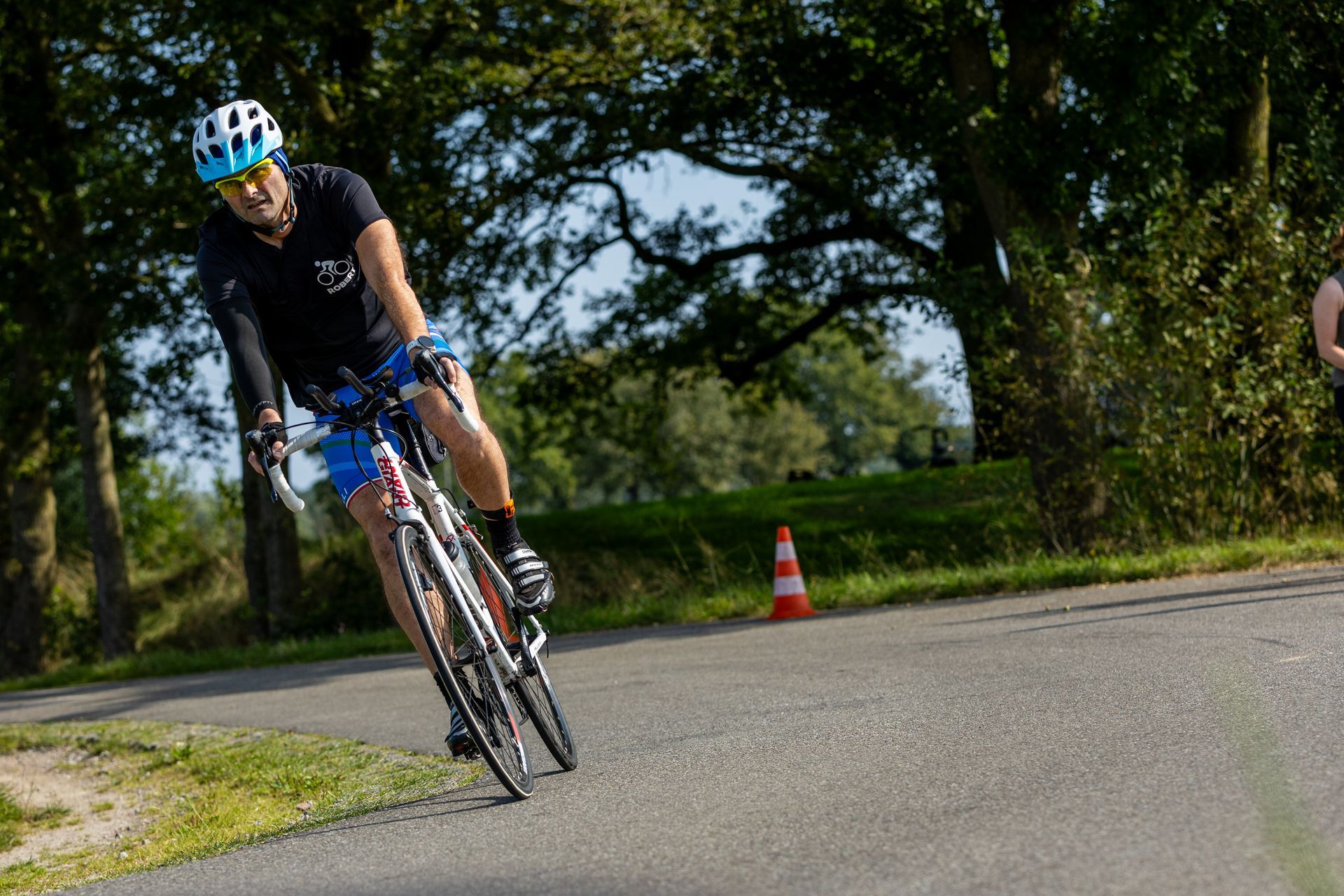 Een man fietst over een weg.