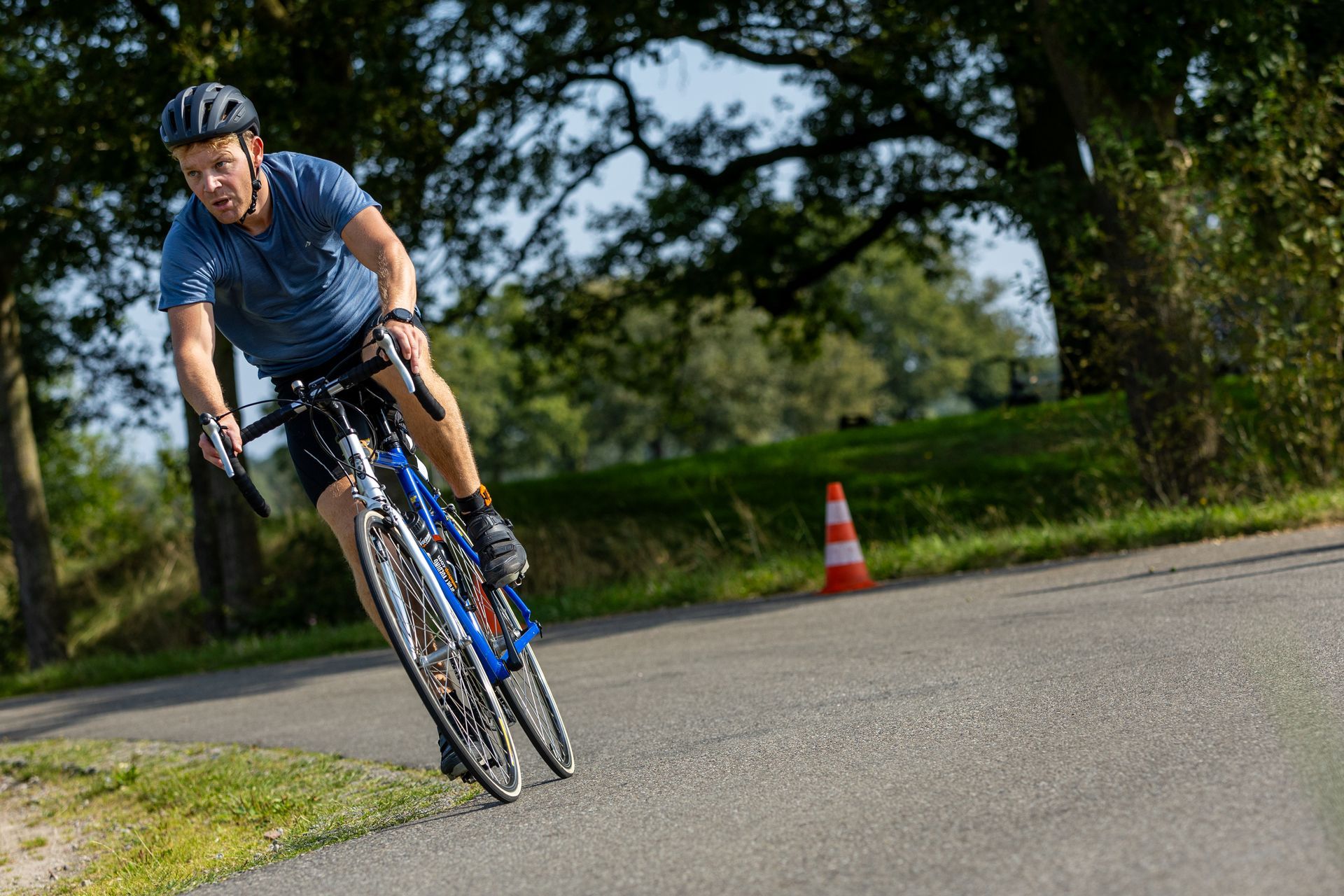 Een man fietst over een weg.