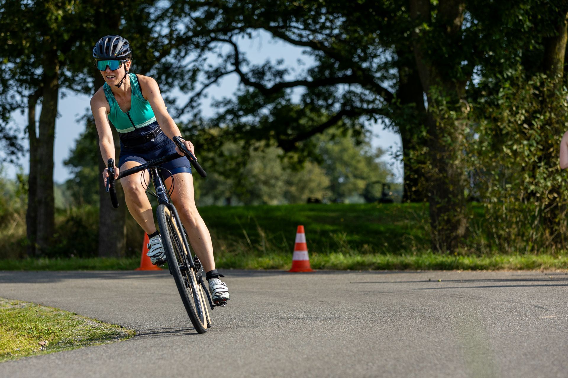 Een vrouw fietst over een weg.