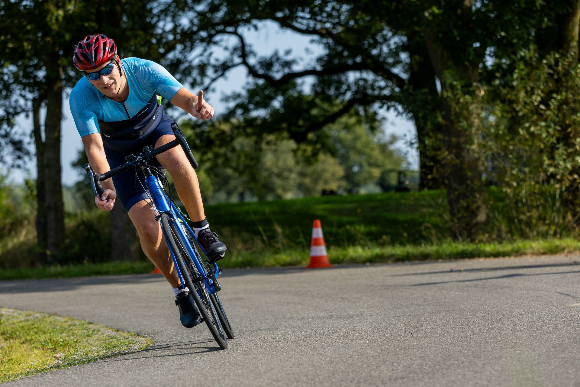 Een man fietst over een weg.