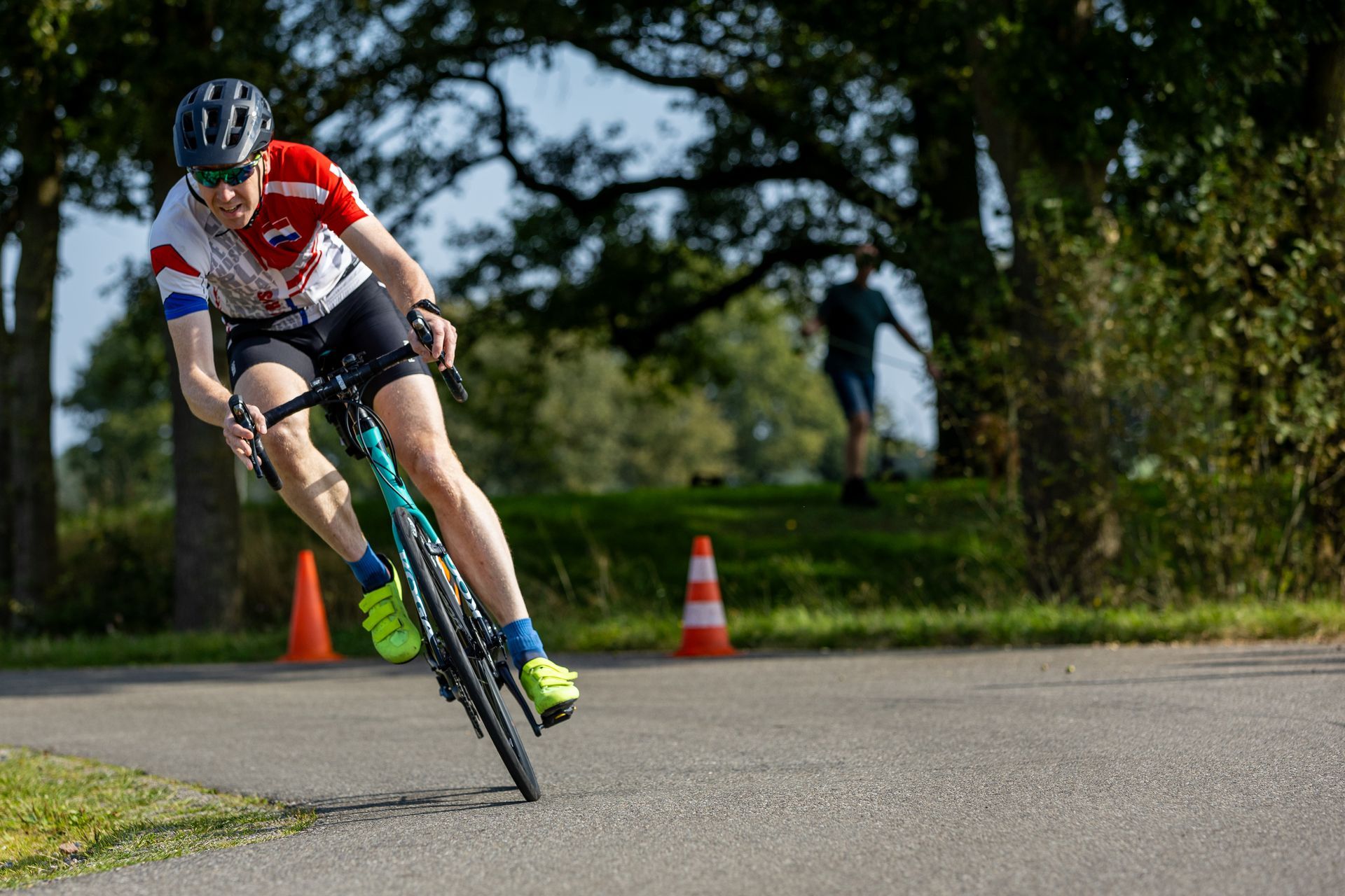 Een man fietst over een weg.