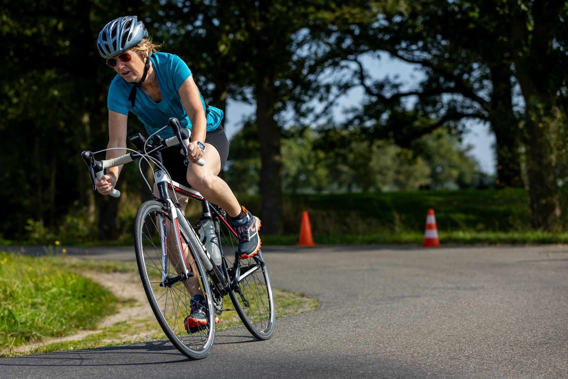 Een vrouw fietst over een weg.