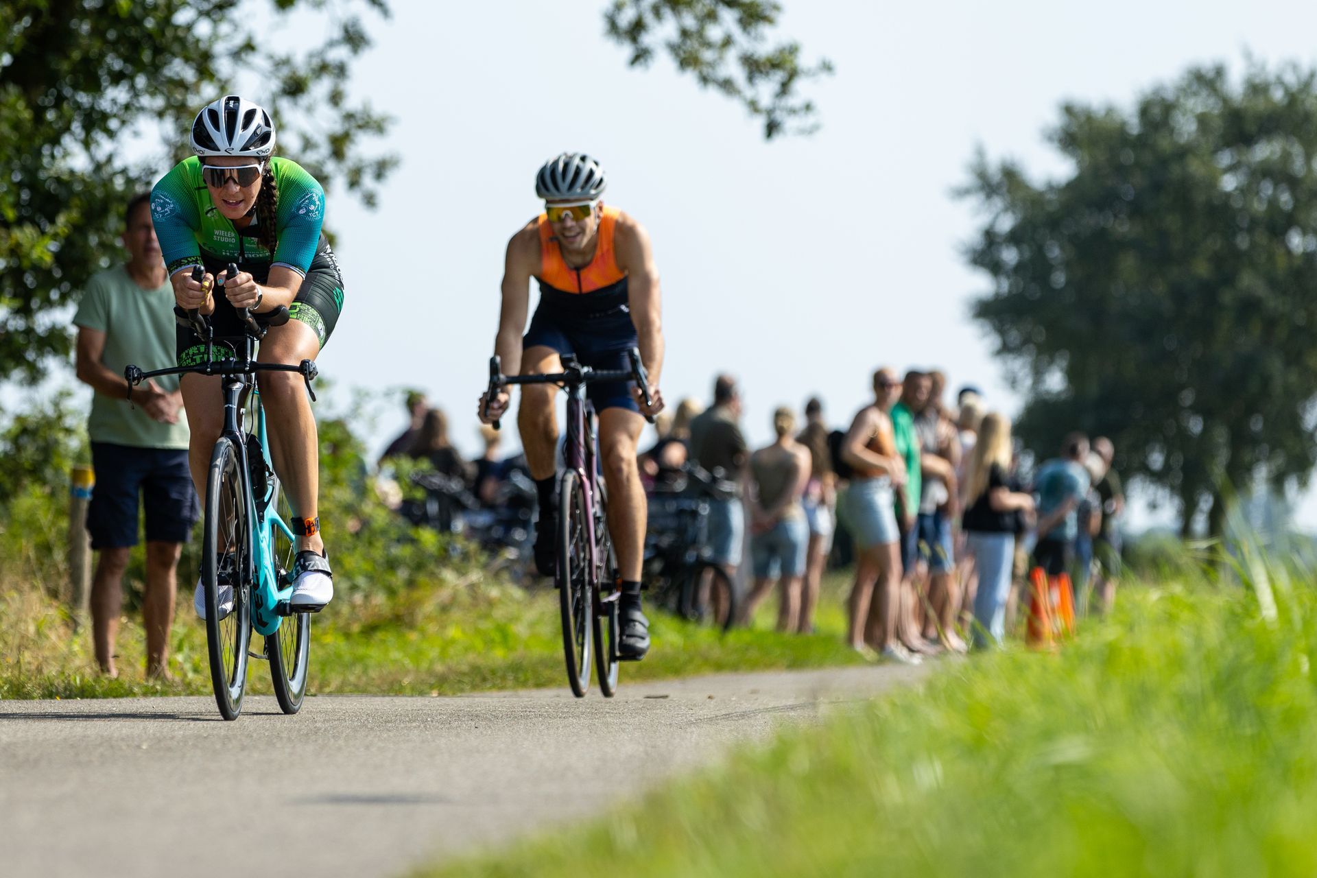 Een groep mensen fietst over een weg.
