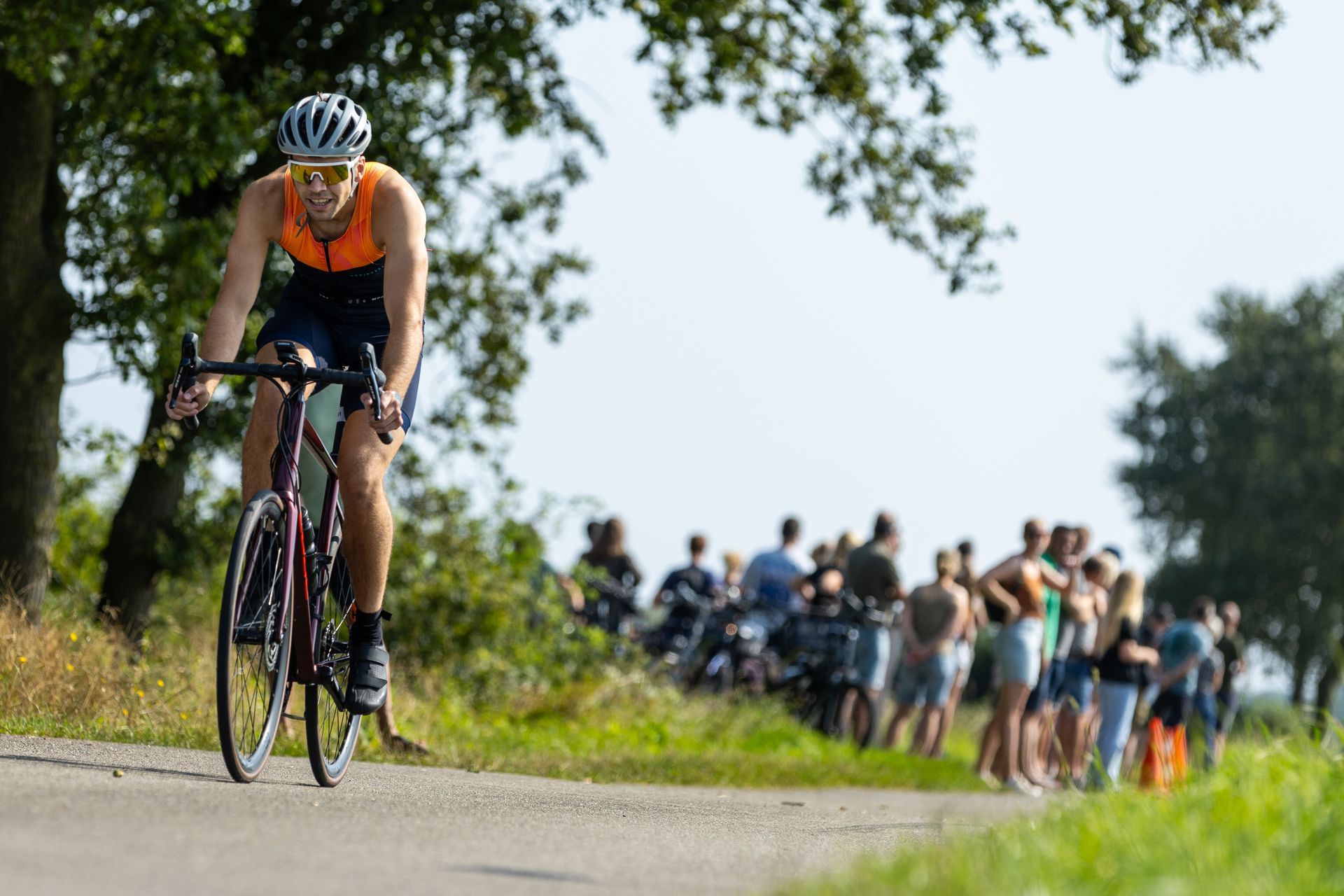 Een man fietst over een weg.