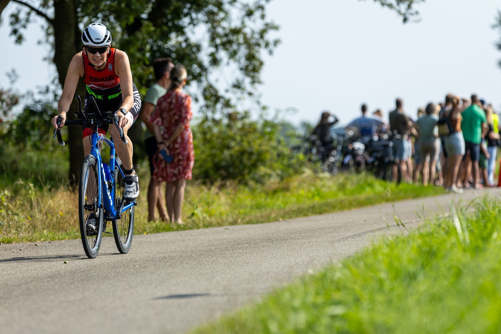 Een man fietst over een weg.