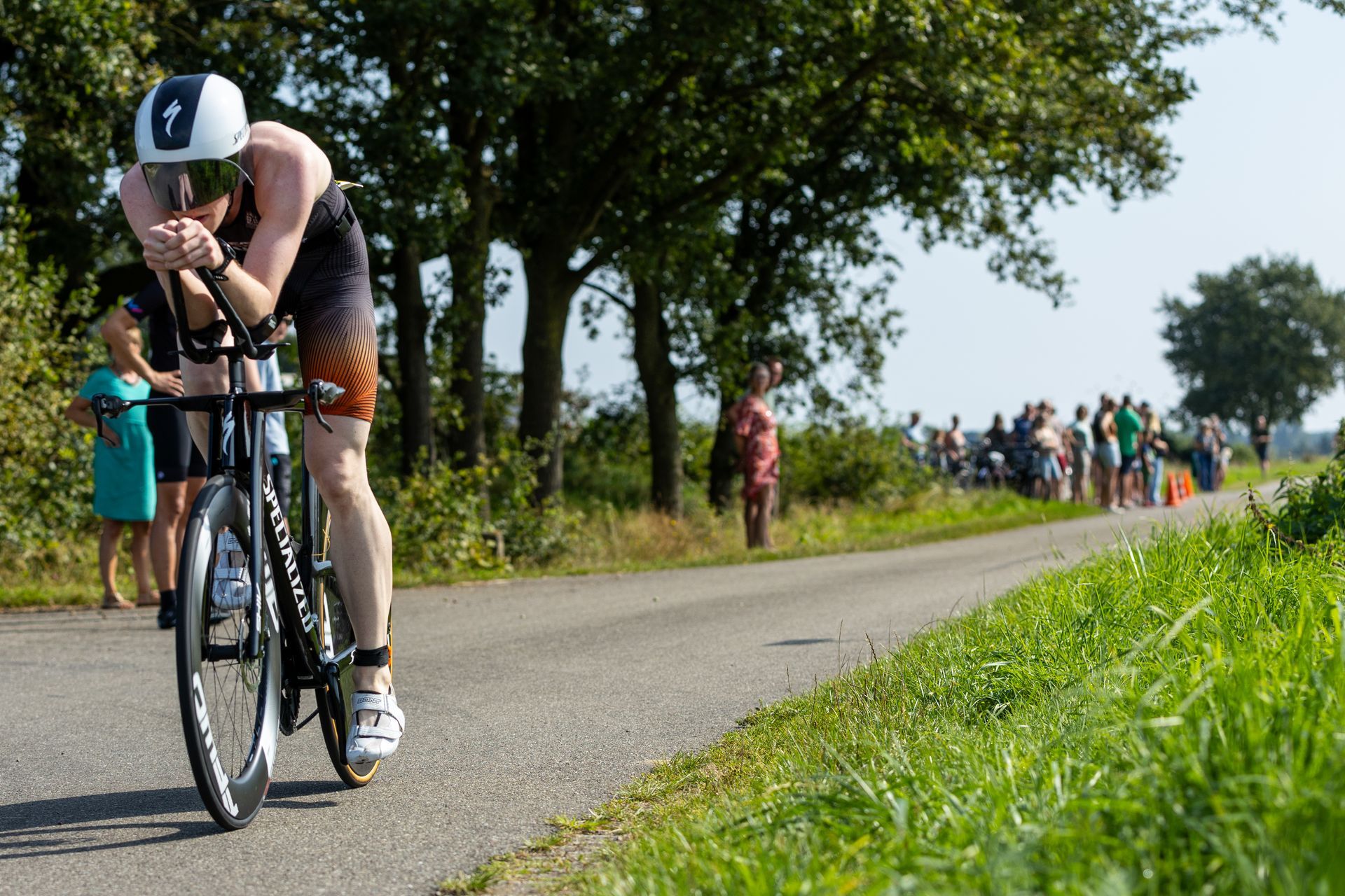 Een man fietst over een weg.