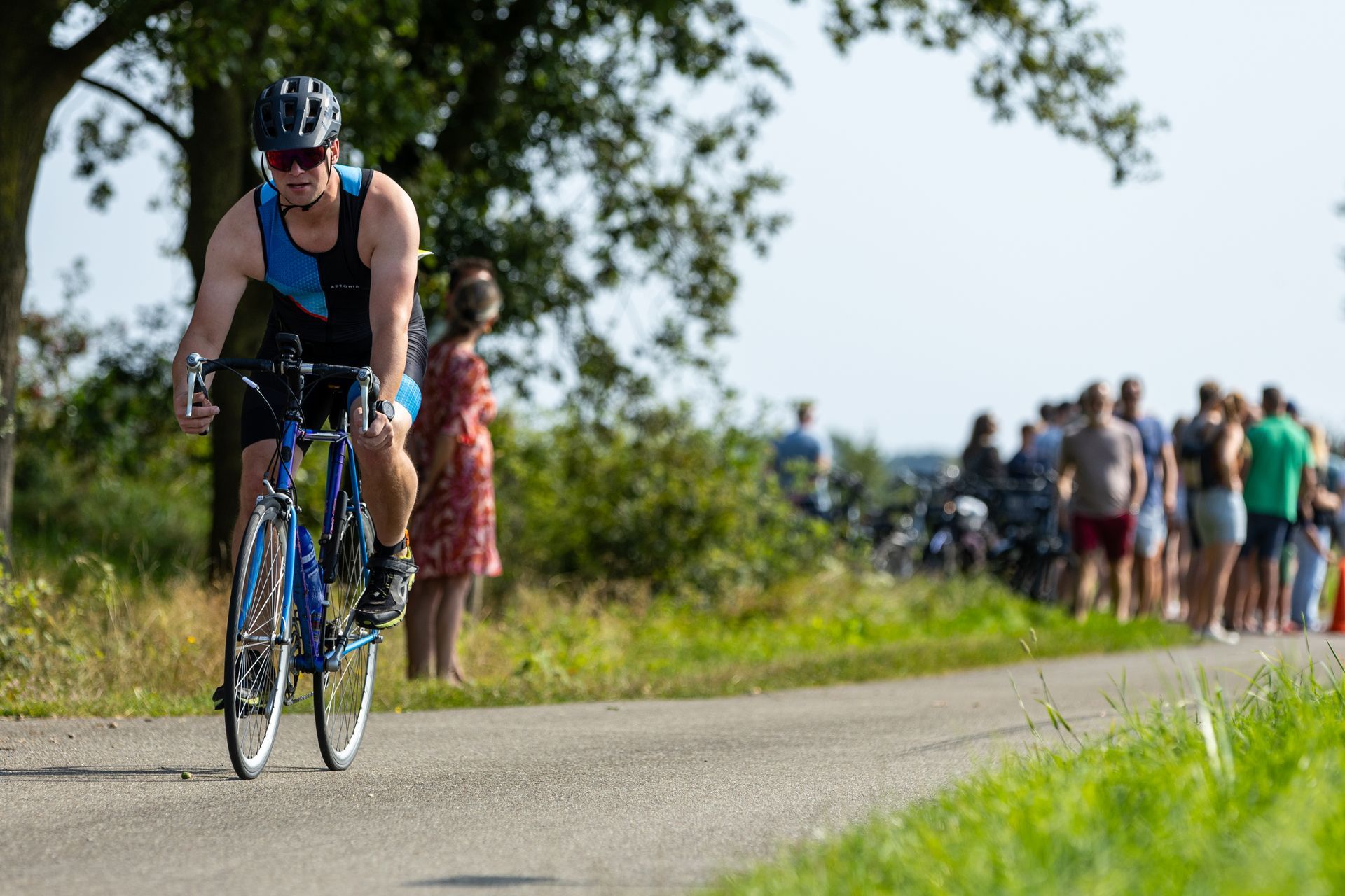 Een man fietst over een weg.