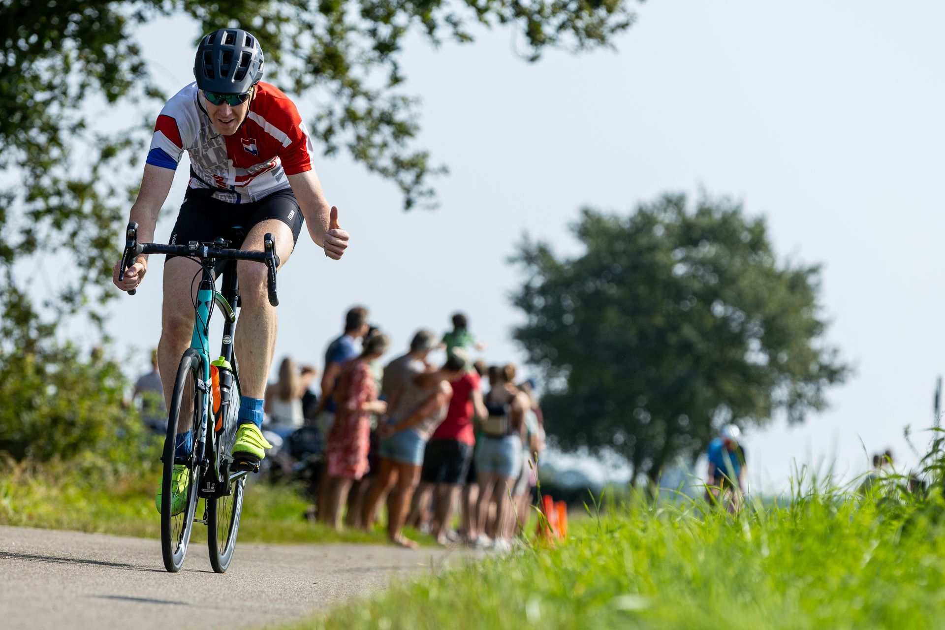 Een man fietst over een weg.