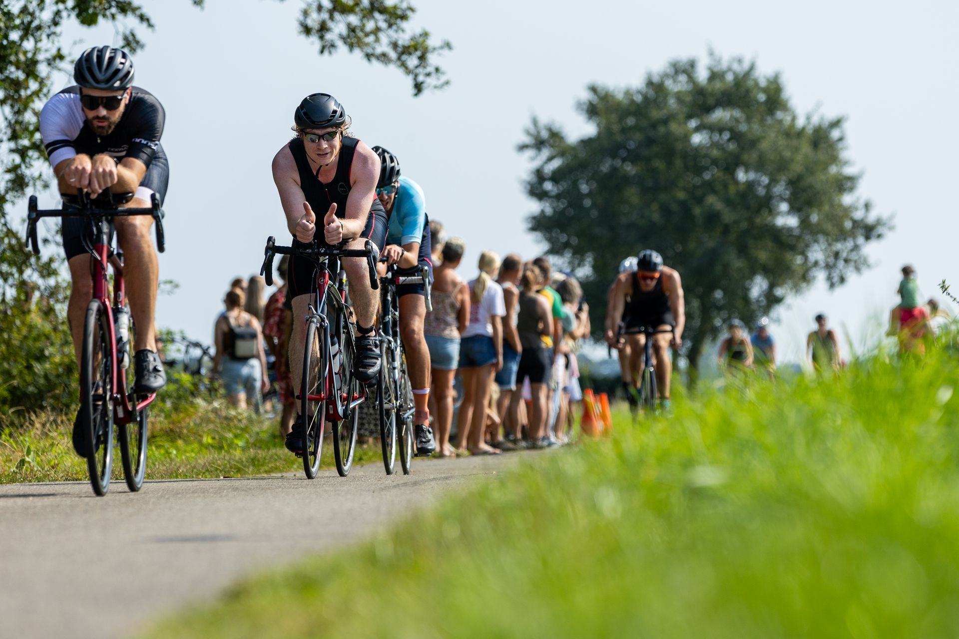 Een groep mensen fietst over een weg.