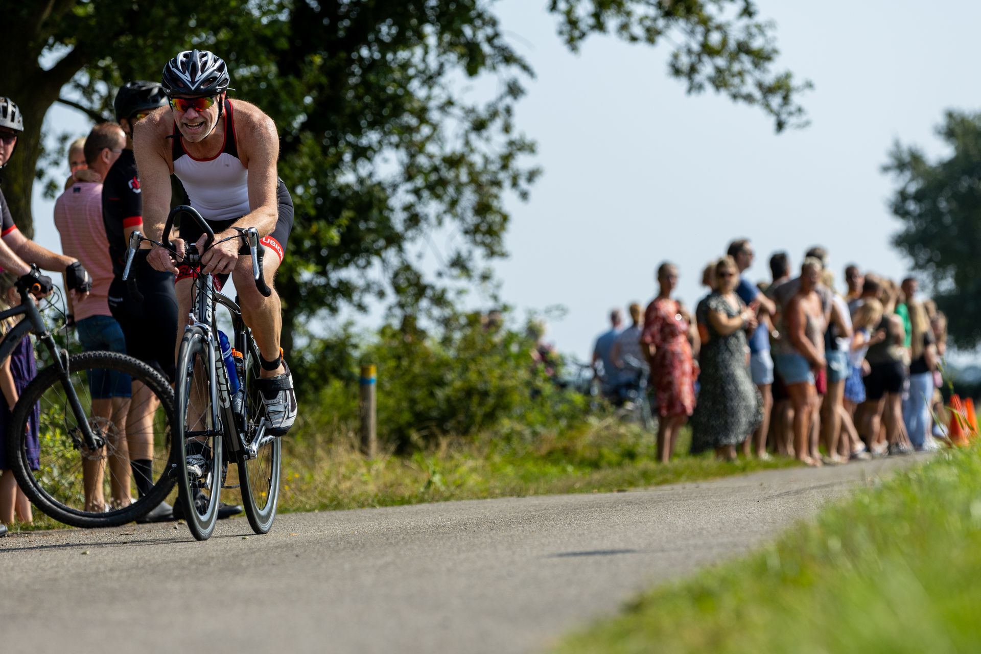 Een groep mensen fietst over een weg.