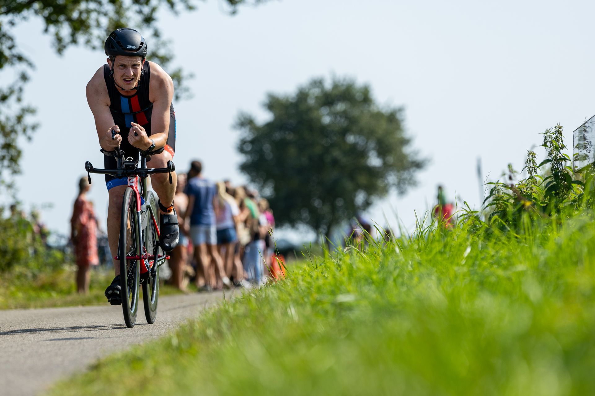 Een man fietst over een weg.