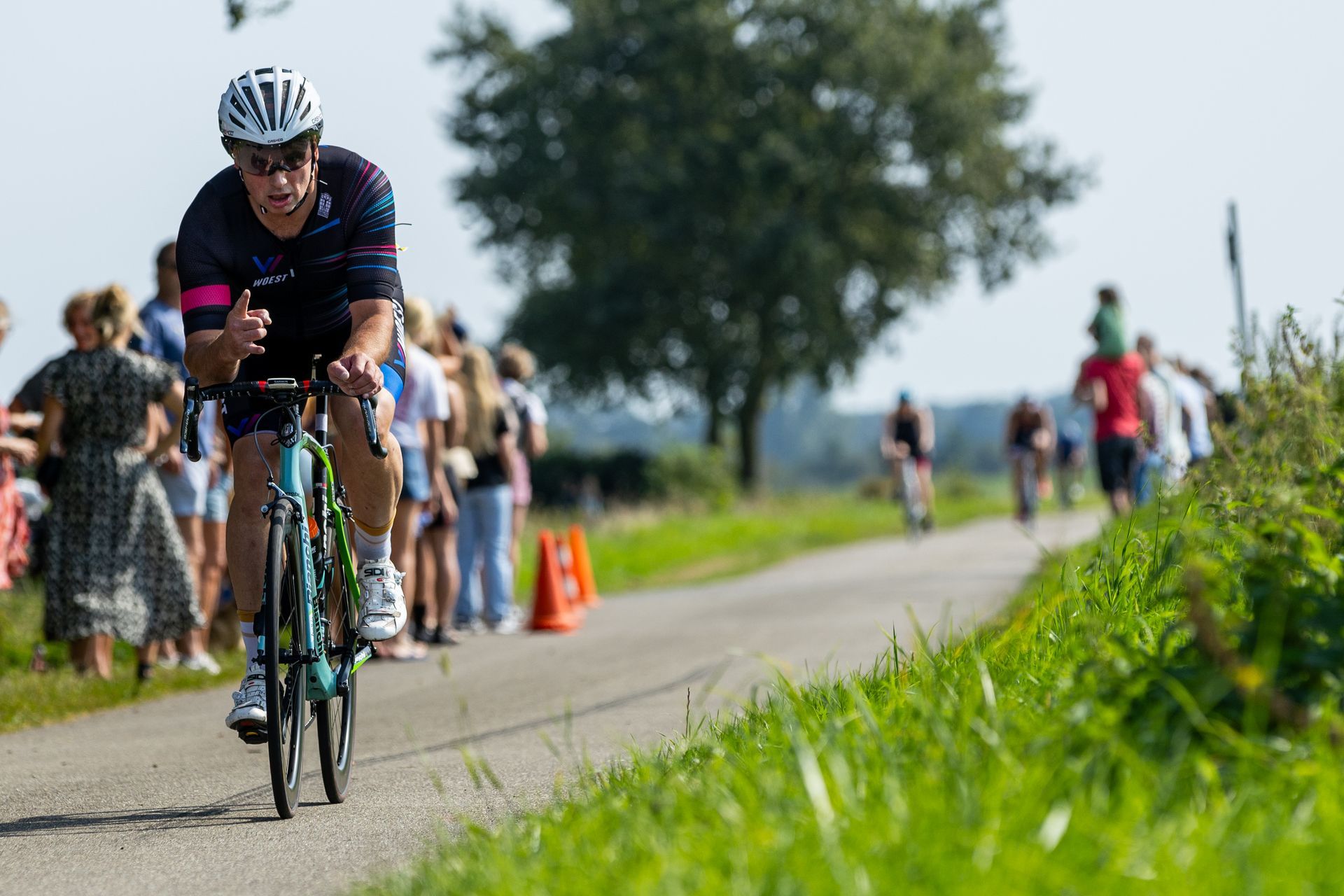 Een man fietst over een weg.