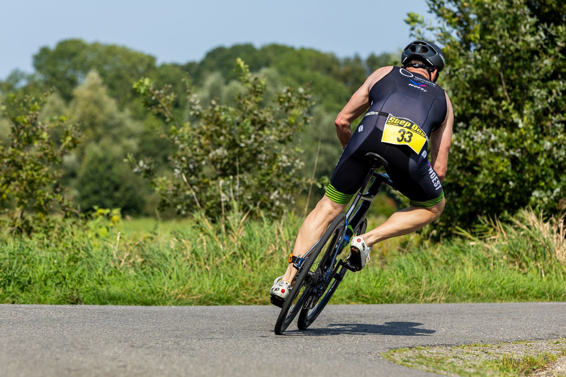 Een man fietst over een weg.