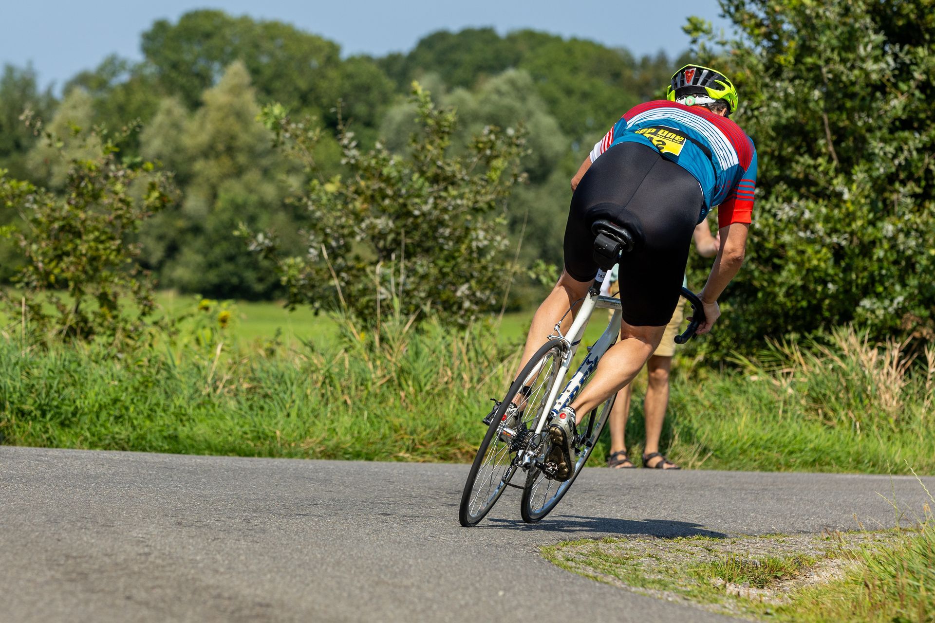 Een man fietst over een weg.