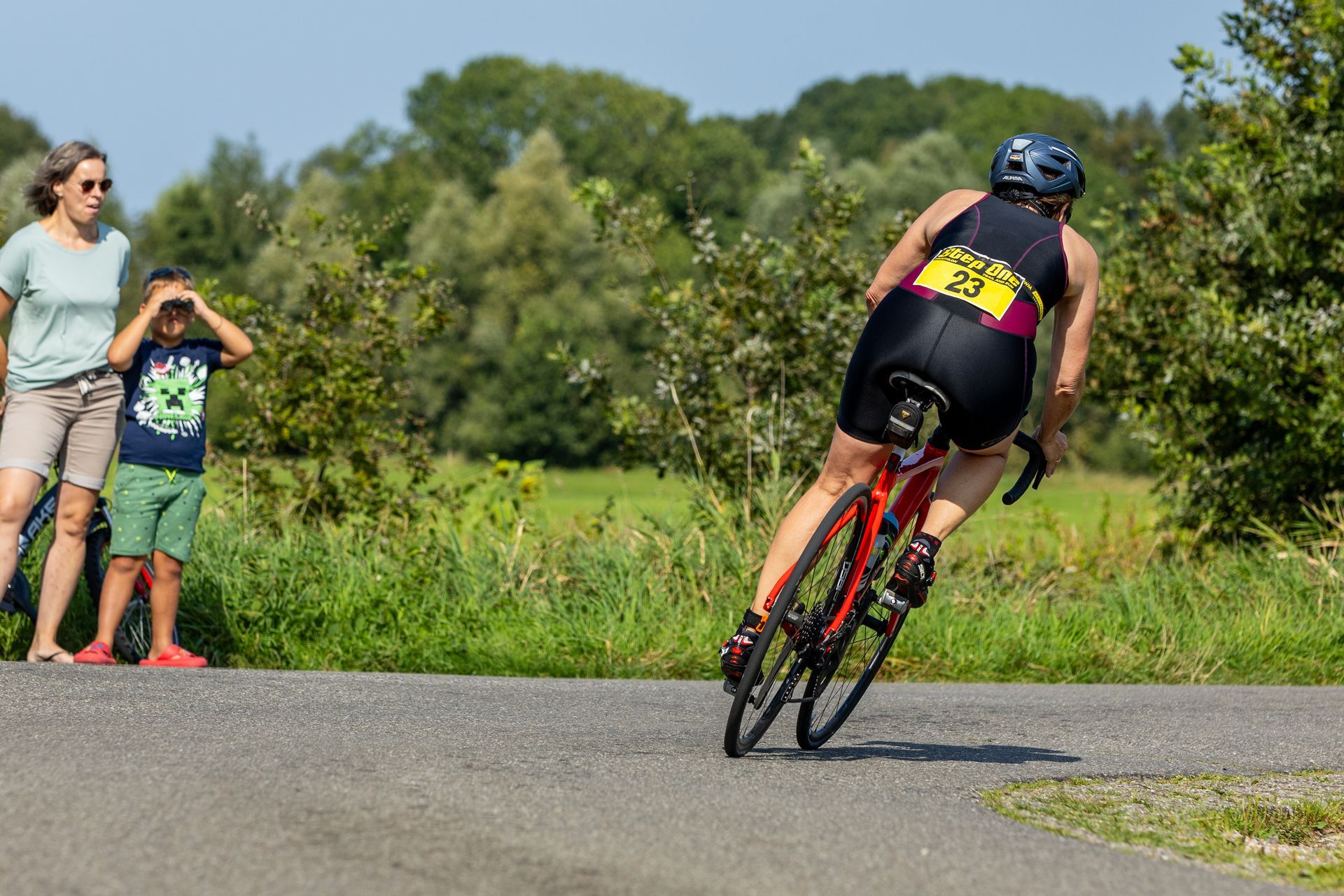 Een vrouw fietst over een weg.