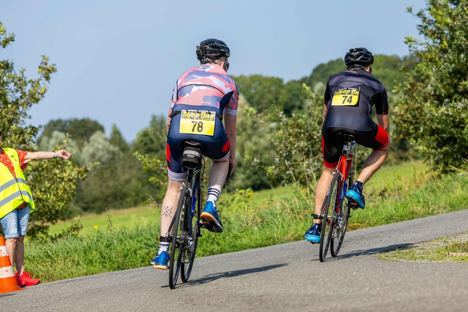 Twee mannen fietsen over een weg.