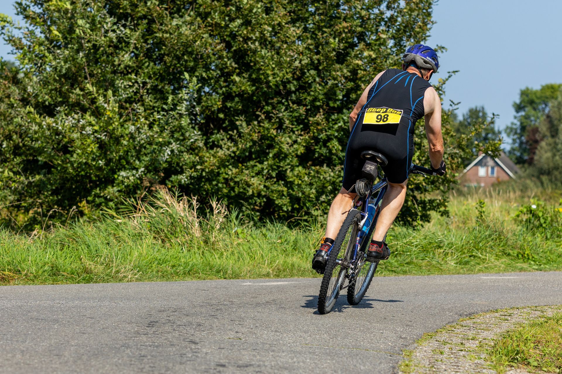Een man fietst over een weg.