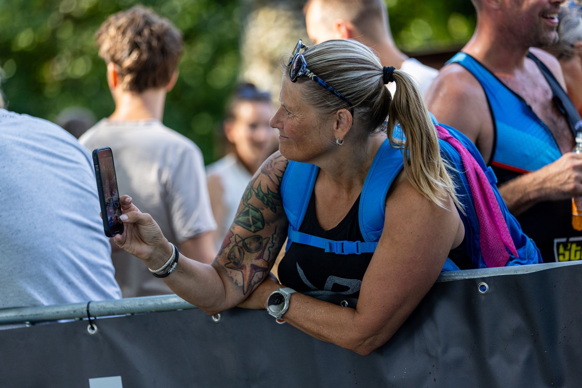 Een vrouw maakt een foto van zichzelf met haar mobiele telefoon.