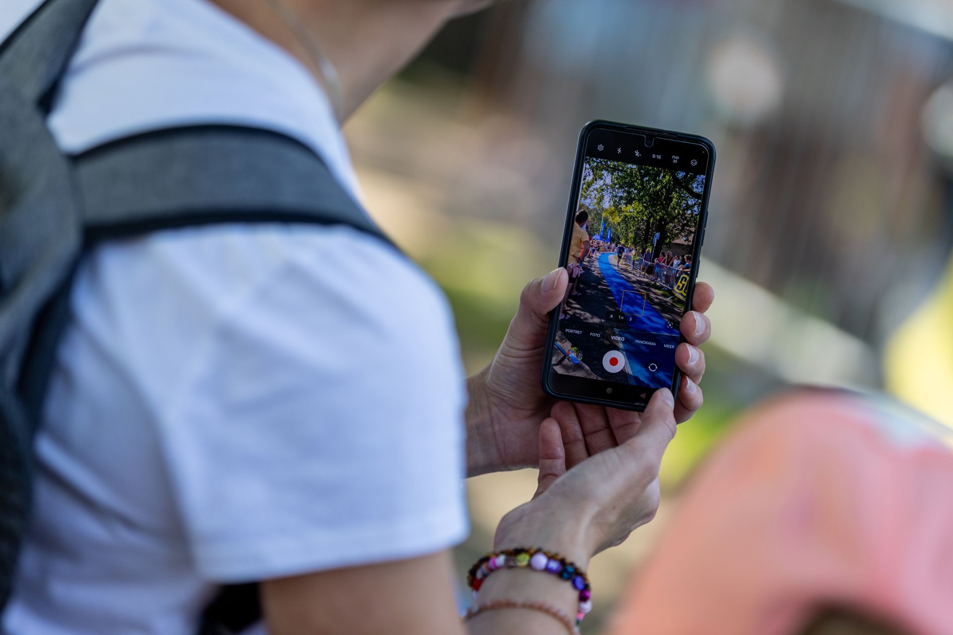 Iemand maakt een foto met een mobiele telefoon.