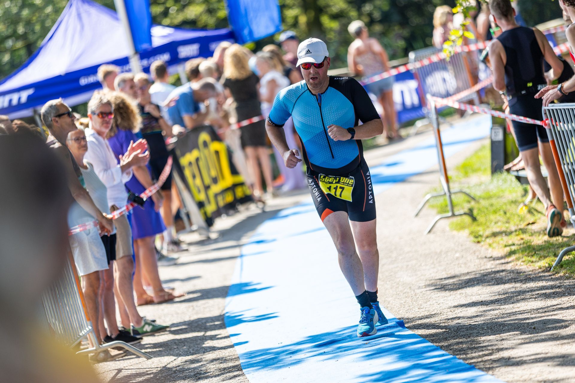 Een man rent een triatlon voor een publiek.