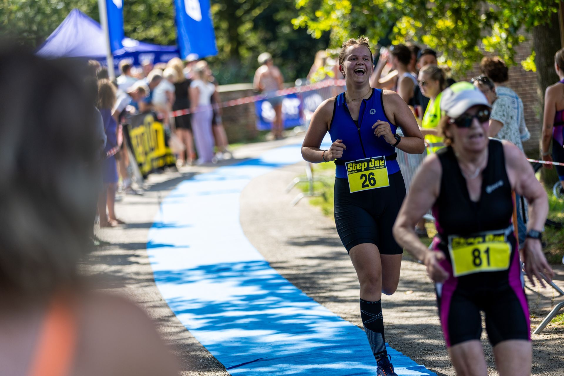 Een groep vrouwen doet mee aan een triatlon.