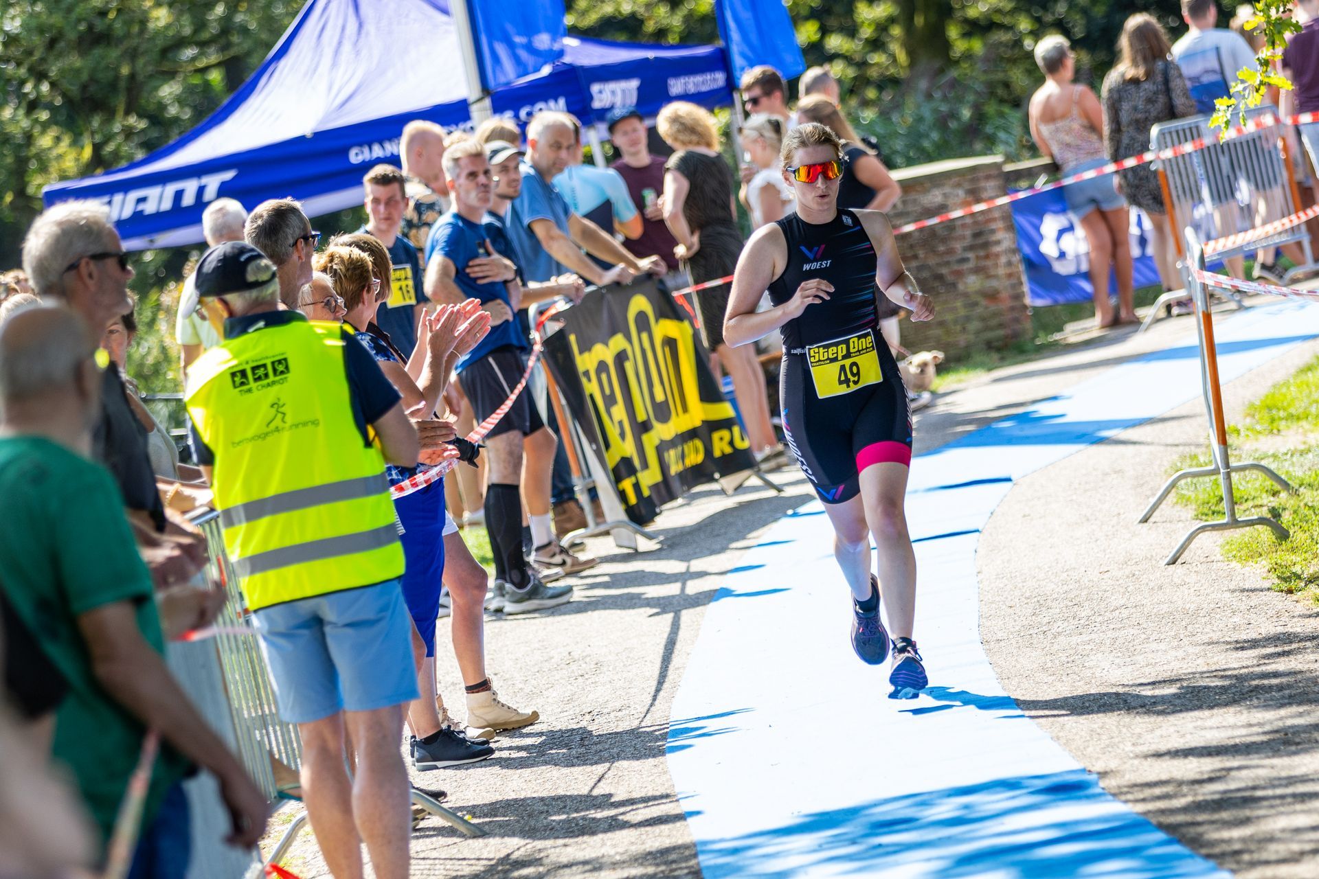 Een vrouw rent een triatlon voor een publiek.