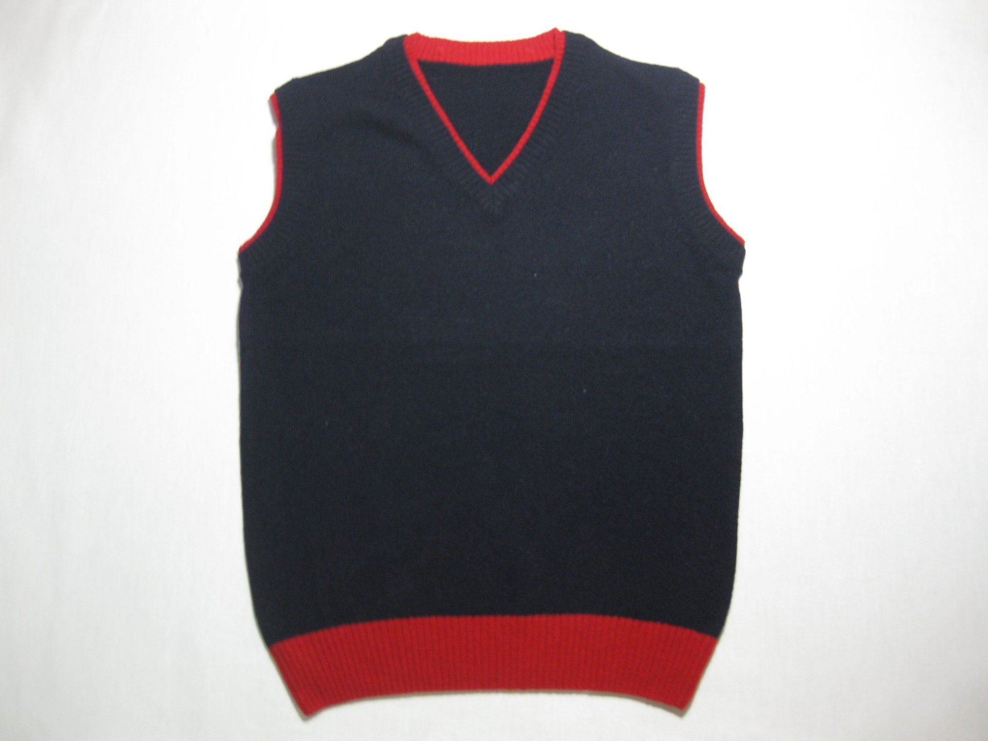 maglione nero e rosso