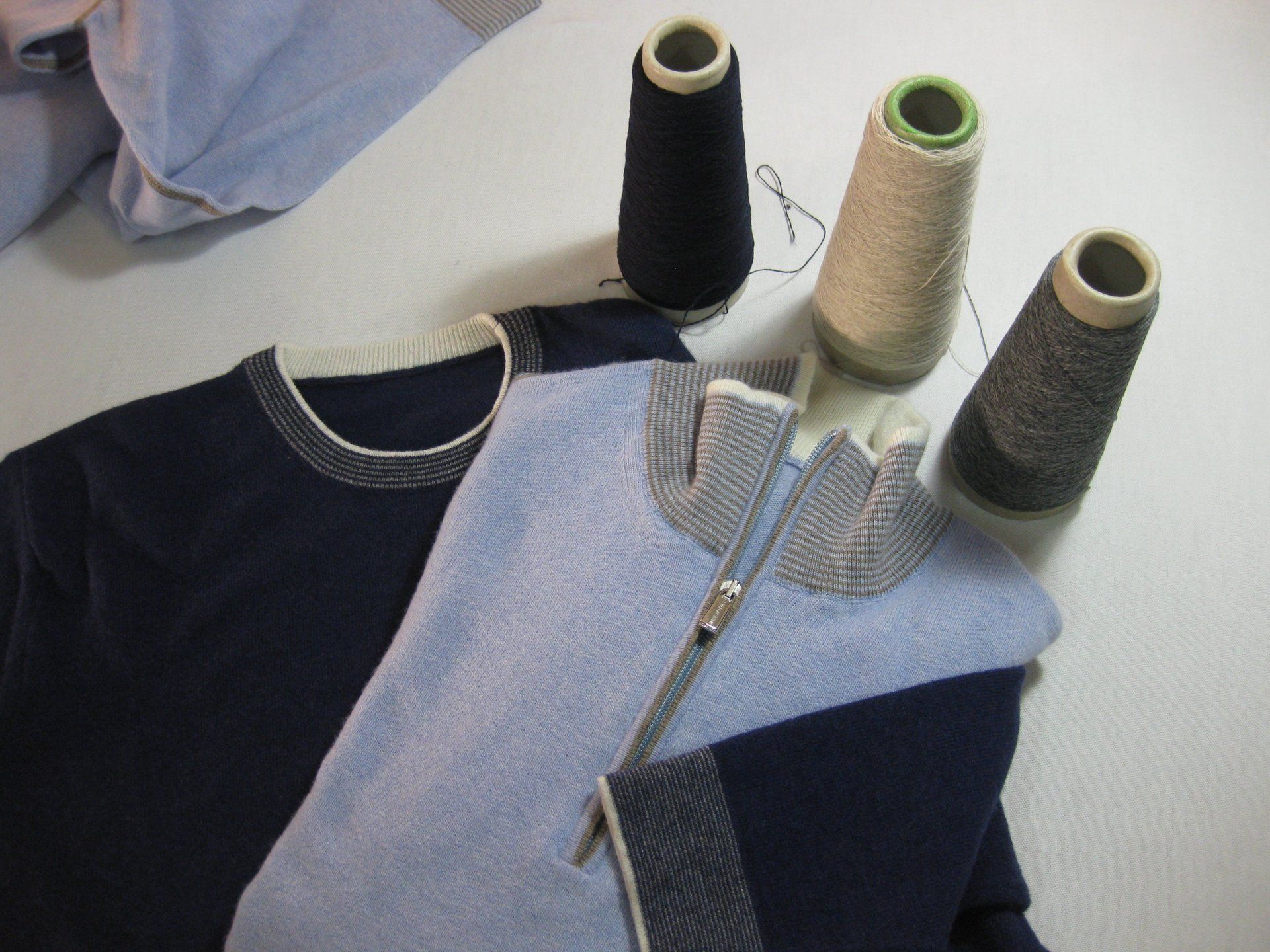 maglia grigia e nera