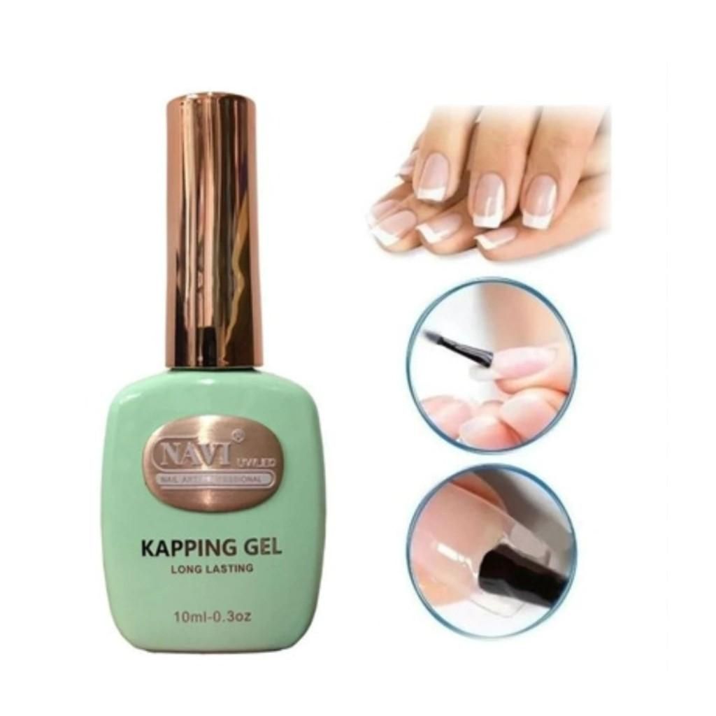 Una botella de gel para uñas con una demostración de manicura; la botella es verde y la manicura muestra una punta francesa.